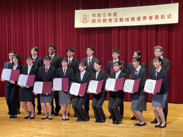 前期課外活動活躍者表彰式が行われました